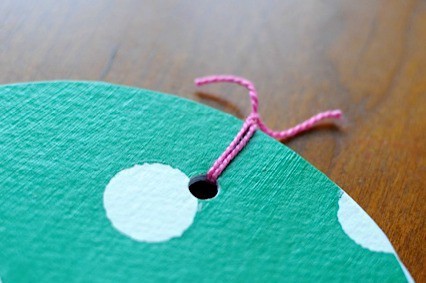 Fastening the mini cirlce book • Artchoo.com