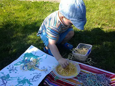 spaghetti painting! Messy play roundup from Artchoo.com