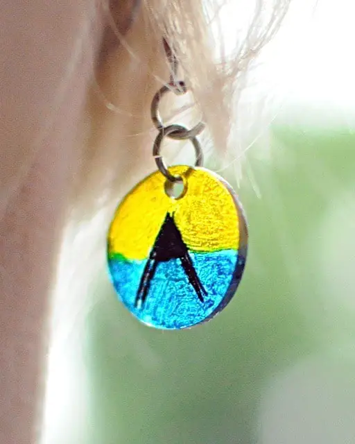 DIY shrinky plastic earrings - using permanent markers • Artchoo.com