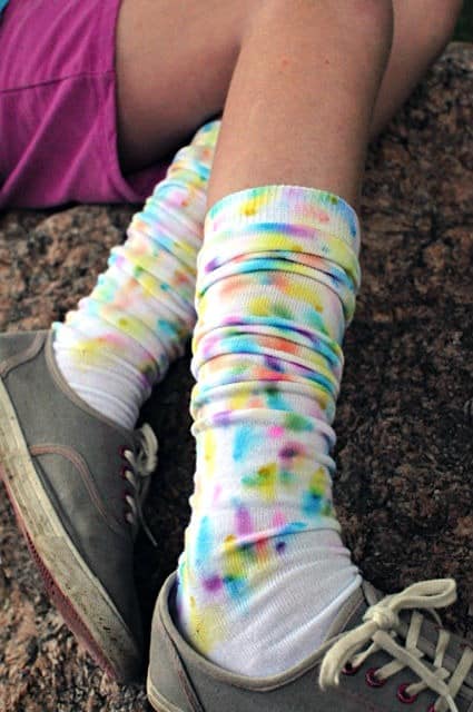 DIY faux tie dye socks project- using permanent markers and alcohol • Artchoo.com