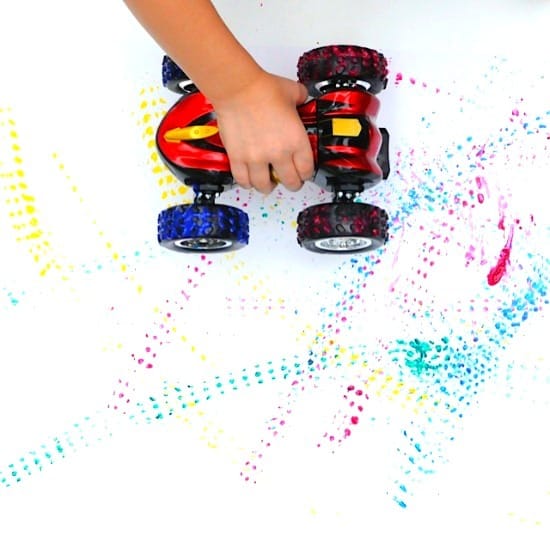 Painting with toy car tires • Artchoo.com