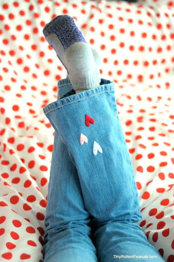 Super-cute little embroidered hearts on jean s- DIY on Tiny Rotten Peanuts.