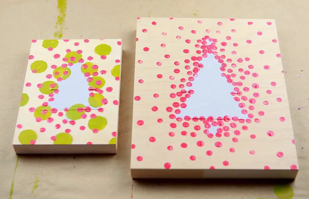 Christmas DIY dotty paintings 